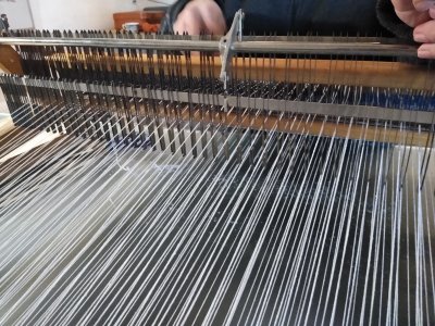 cours de tissage à ADN Laine, en Bourgogne du Sud