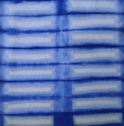 shibori, pliage tye dye, motif rectangle dans une cuve d'indigo naturel.