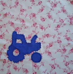 Appliqué : tracteur bleu sur fleurs roses