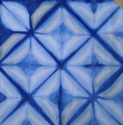 shibori, pliage tye dye, motif triangle dans une cuve d'indigo naturel