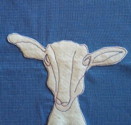 Appliqué et broderie machine : chèvre blanche sur fond bleu