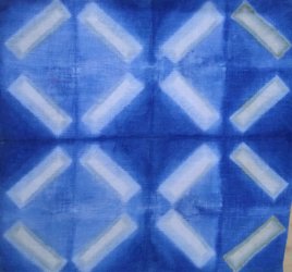 Shibori, pliage tye dye carré dans une cuve d'indigo naturel.