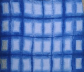 Shibori, pliage tye dye, motif rectangle dans une cuve d'indigo naturel.