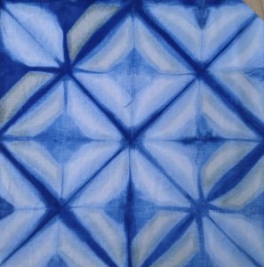 shibori, pliage tye dye, motif triangle dans une cuve d'indigo