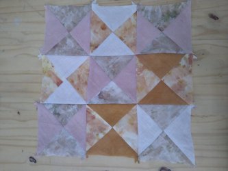 Patchwork à partir de tissus teints en teinture végétale.